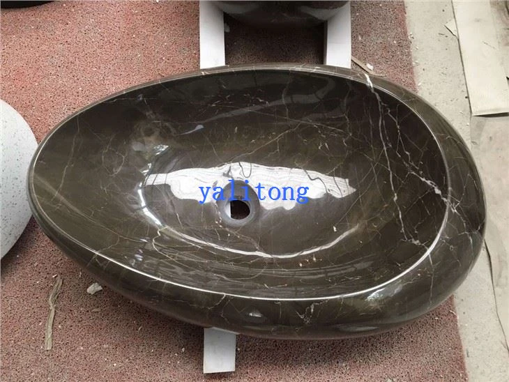 Раковини з коричневим муссом і краплями води 2022